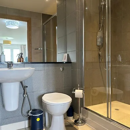 Modern Specious Three Bedroom In * Edinburgh