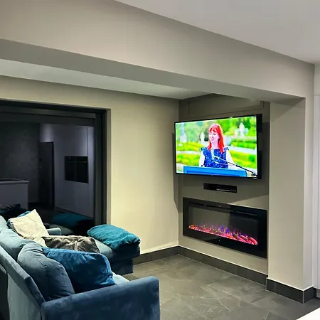 Large Modern Family In Murrayfield - Very Close To Centre - 10 Mins By Direct Bus - Private Driveway & Garden *