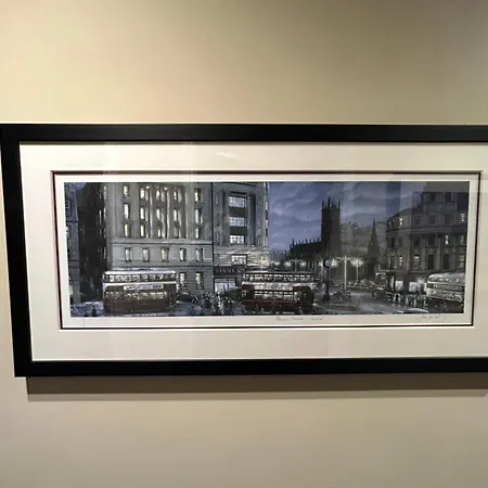 Large Modern Family In Murrayfield - Very Close To Centre - 10 Mins By Direct Bus - Private Driveway & Garden