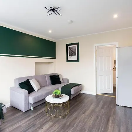 Stylish 3 Bed Abode - Parking And Garden מלון