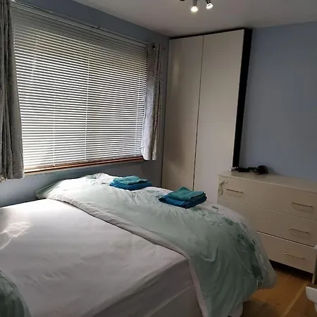 Double Ensuite Room, 1-minute Walk To Bus Stop منزل للإقامة