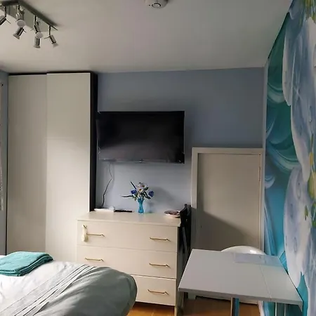 Double Ensuite Room, 1-minute Walk To Bus Stop Alloggio in famiglia