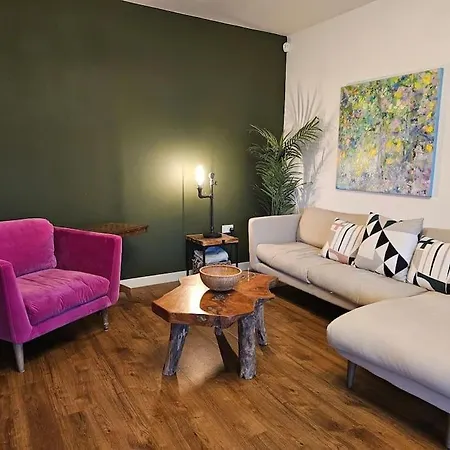 Our House @ Little France Feriehus *