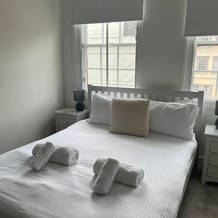 Modern Royal Mile 2 Bed Flat - Pass The Keys
