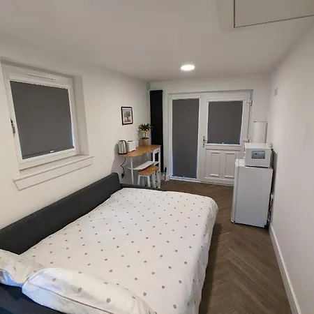 Alloggio in famiglia En-suite Double With Private Entrance *