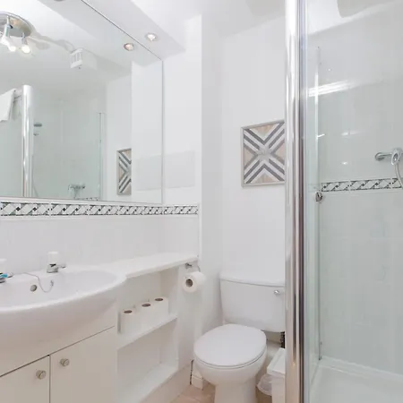 Attractive Leith Apartment *