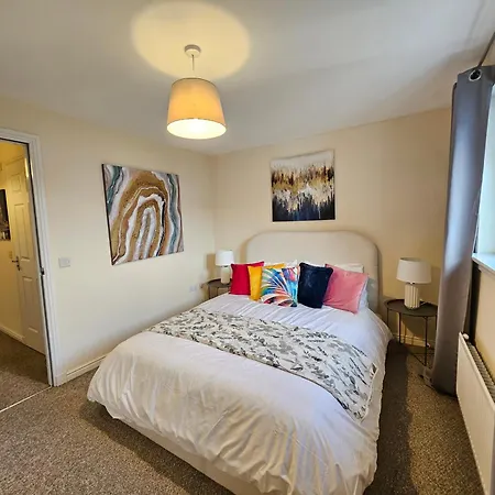 2 Bed Apt, 4 Beds With Parking *