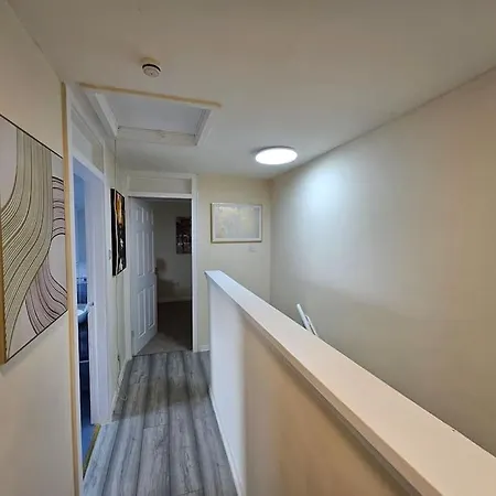 4 Bed House With 6 Beds 아파트