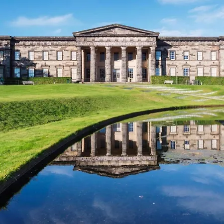 Отель Travelodge Queen Street 3*