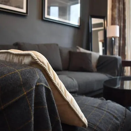 Beautifully Presented, Spacious Two Bed Apartment! Free On Street Parking Εδιμβούργο