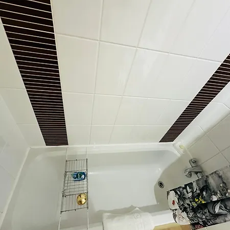 Accommodatie bij particulieren Lovely Double With Private Bathroom And Double With Shared Toilet & Parking Free