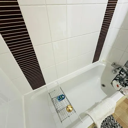 Accommodatie bij particulieren Lovely Double With Private Bathroom And Double With Shared Toilet & Parking Free Edinburgh