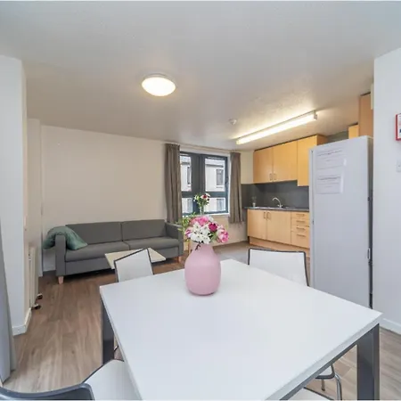 Appartamento Joivy Affordable 3,4,5 And 12 Bed Private Flats Next To Royal Mile (adults Only) Edimburgo