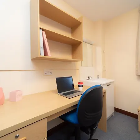 Joivy Economy 4 And 5 Bed Flats, Close To Old Town And Royal Mile - Adults Only Edinburgh
