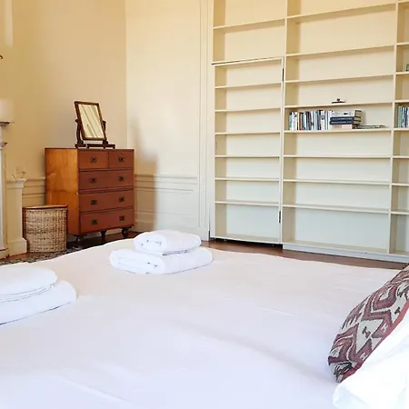 Spacious 2-bedroom Georgian Эдинбург