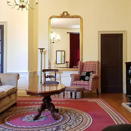 Spacious 2-bedroom Georgian Apartment *