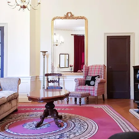 Spacious 2-bedroom Georgian *