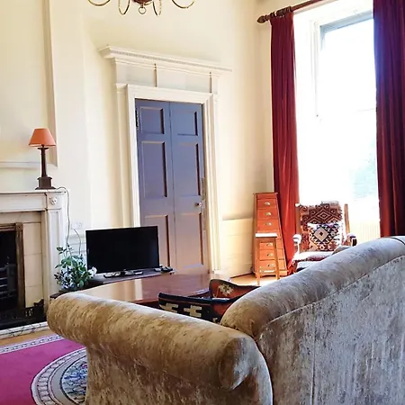 Spacious 2-bedroom Georgian Apartment Edinburgh