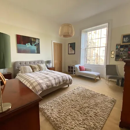 Georgian 4 Bedroom 3 Bathroom New Town