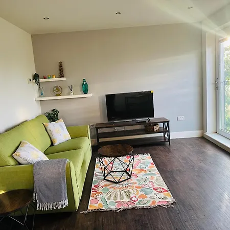 Stunning 2 Bedroom Flat In Apartament *