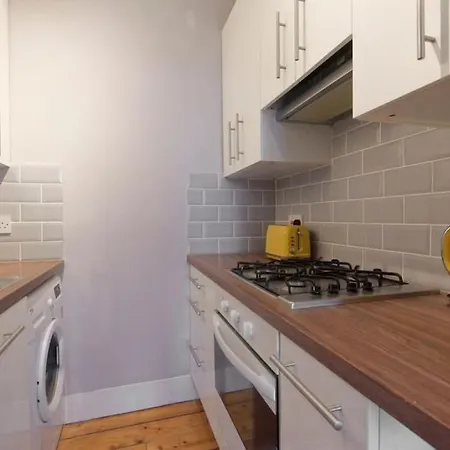 Cosy And Chic, Quiet In Leith