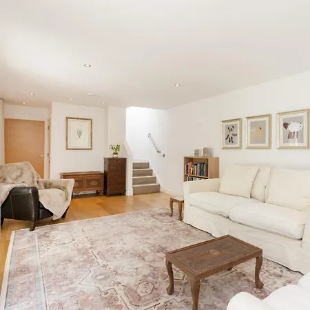 דירה Stylish 3-bedroom 2-storey House With Patio And Balcony Near Princes Street אדינבורו