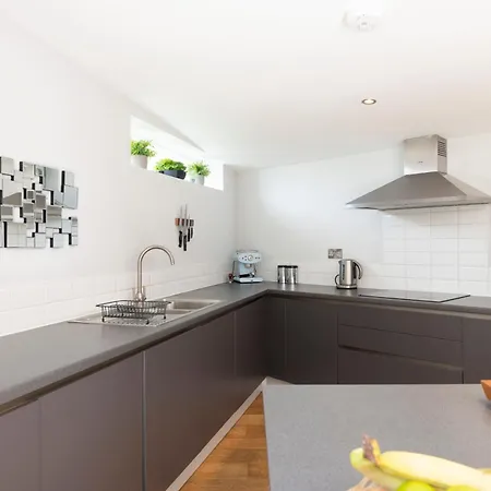 דירה Stylish 3-bedroom 2-storey House With Patio And Balcony Near Princes Street *