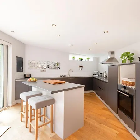 Stylish 3-bedroom 2-storey House With Patio And Balcony Near Princes Street אדינבורו