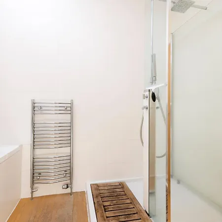 Stylish 3-bedroom 2-storey House With Patio And Balcony Near Princes Street דירה אדינבורו