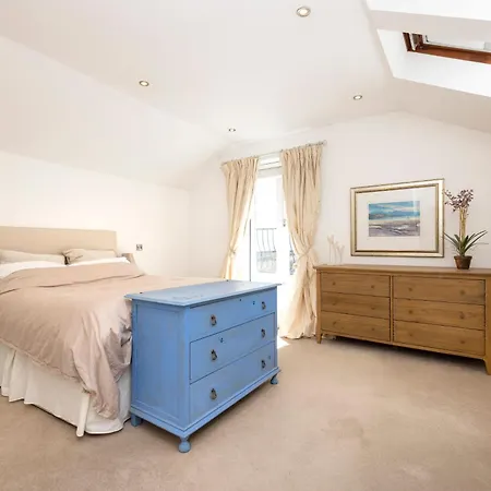 Stylish 3-bedroom 2-storey House With Patio And Balcony Near Princes Street *