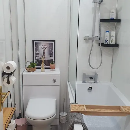 Beautiful Ground Floor Flat Near Haymarket 아파트