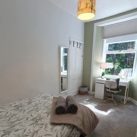 Beautiful Ground Floor Flat Near Haymarket 아파트 *