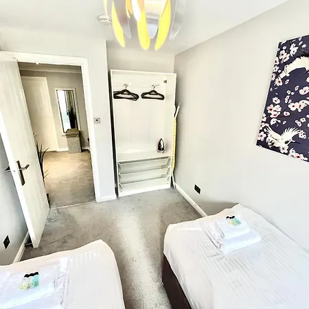 Spacious 4br Centre W/ Free Parking شقة
