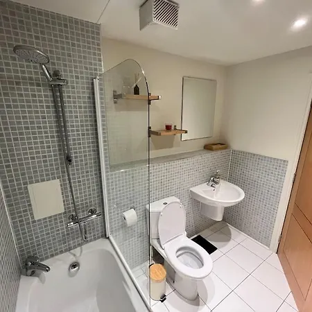 아파트 2 Bedroom Open Kitchen 에든버러