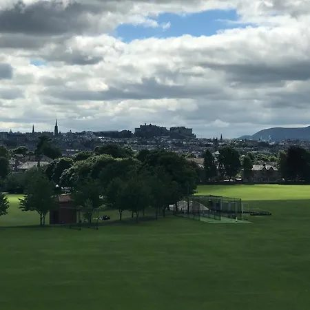 Stylish Victorian Apartment's Close To The Botanical Gardens, Free Parking!