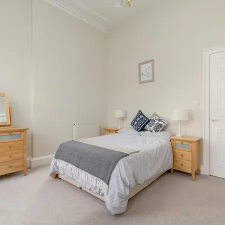 Light And Spacious 2 Bedroom Flat In Heart Of Holiday home *