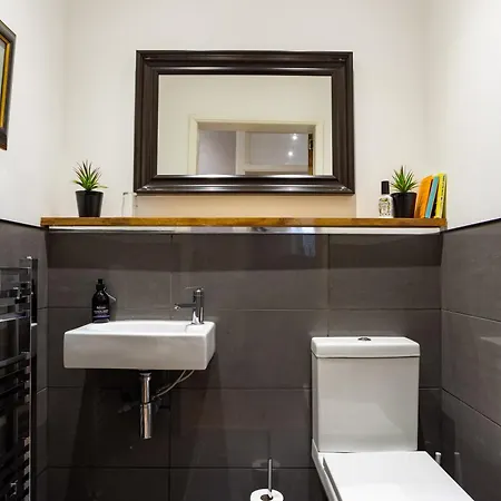 Spacious 2 Bedroom House Near The Meadows