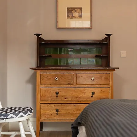 Spacious 2 Bedroom House Near The Meadows Apartman