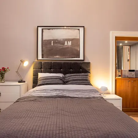 Spacious 2 Bedroom House Near The Meadows Apartman *