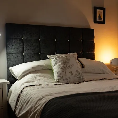 Spacious 2 Bedroom House Near The Meadows *