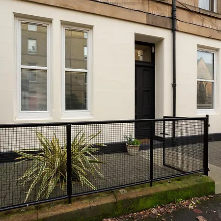 Spacious 2 Bedroom House Near The Meadows