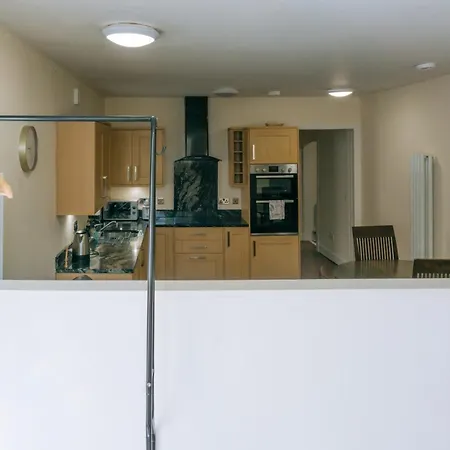 Apartament Homely 3 Bedroom In The Heart Of