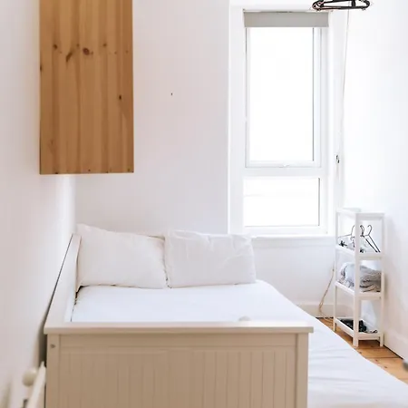 Sleek & Central 2bd Flat - Haymarket
