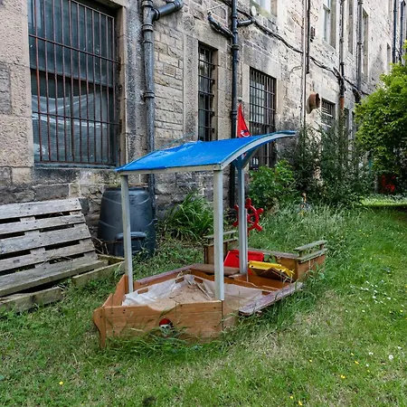 Palm Tree Apartment- Period With Cat