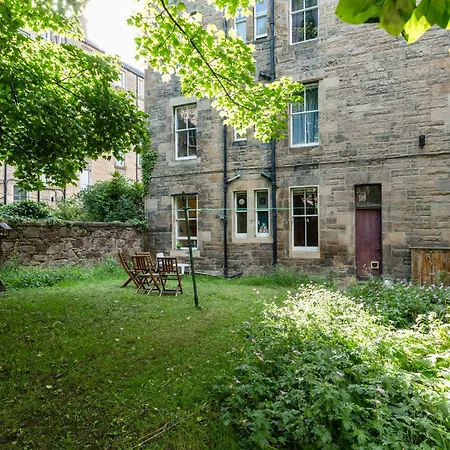 Palm Tree Apartment- Period With Cat