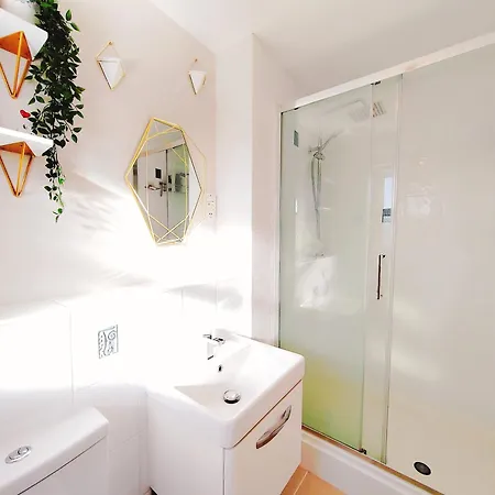 Modern And Spacious Double&king Bedrooms Both With Private Bathrooms