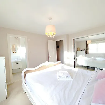 Modern And Spacious Double&king Bedrooms Both With Private Bathrooms Homestay