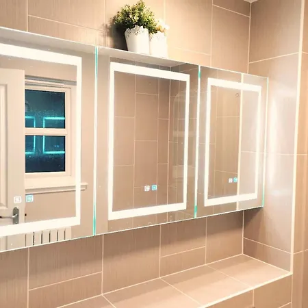 Modern And Spacious Double&king Bedrooms Both With Private Bathrooms * Edinburgh