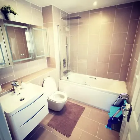Modern And Spacious Double&king Bedrooms Both With Private Bathrooms * Edinburgh