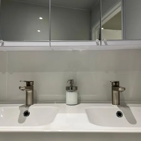Spacious Boutique Two-bedroom Next To The Castle شقة